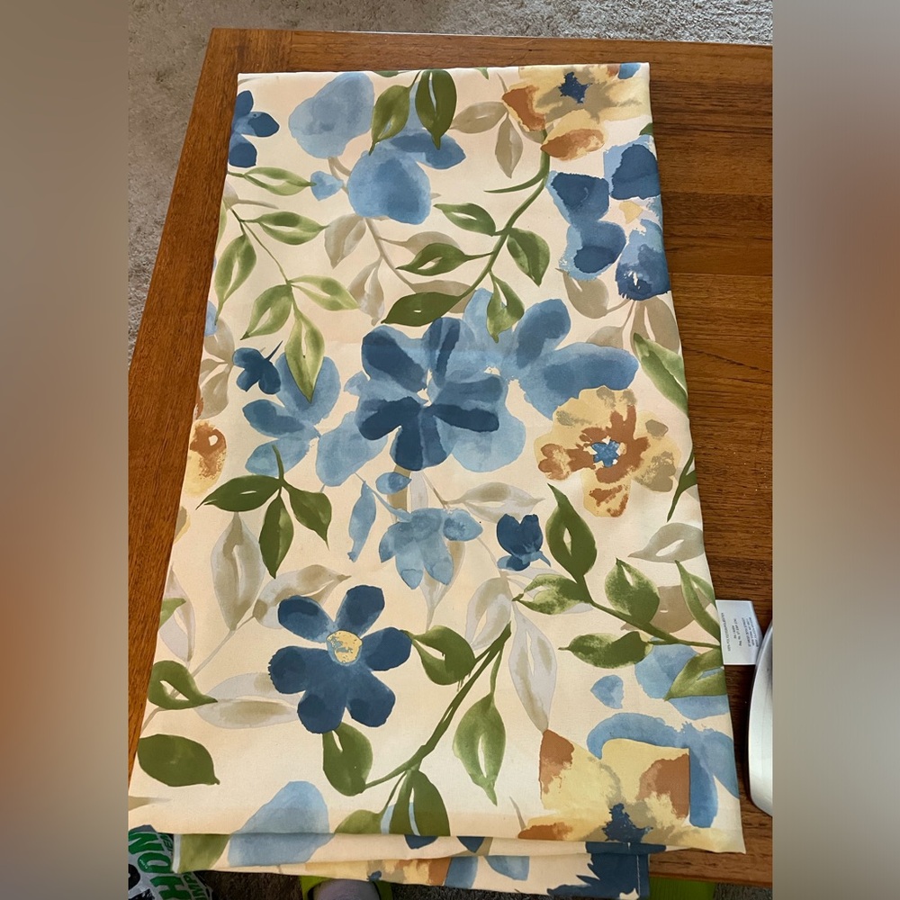 J, Queen New York Floral Patterned tablecloth 100’ x 60” rectangular